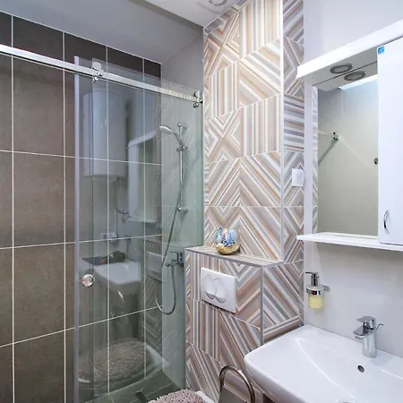 Laki アパート ズラティボール